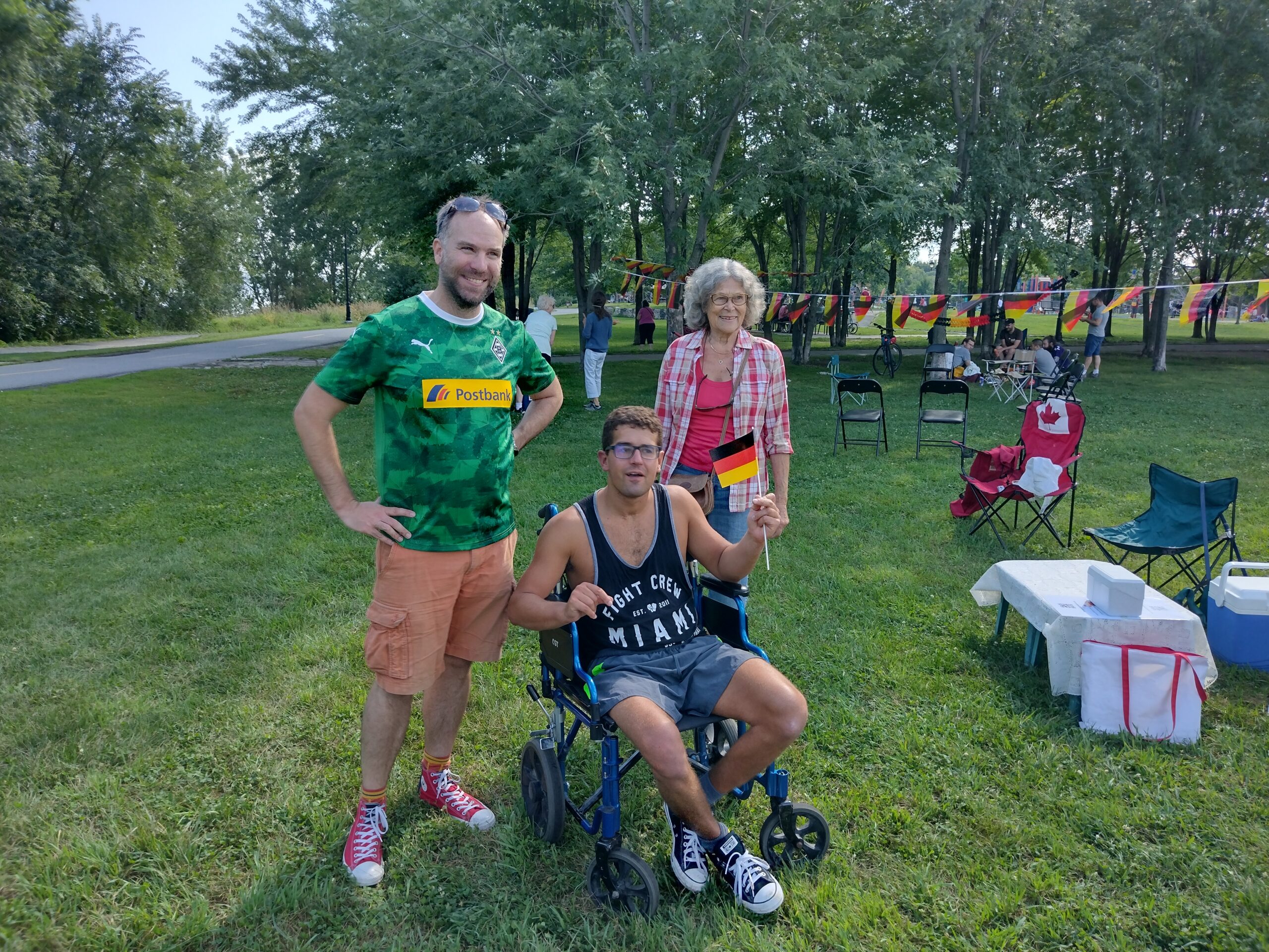 Mitglieder der Gesellschaft bei einem Picnic