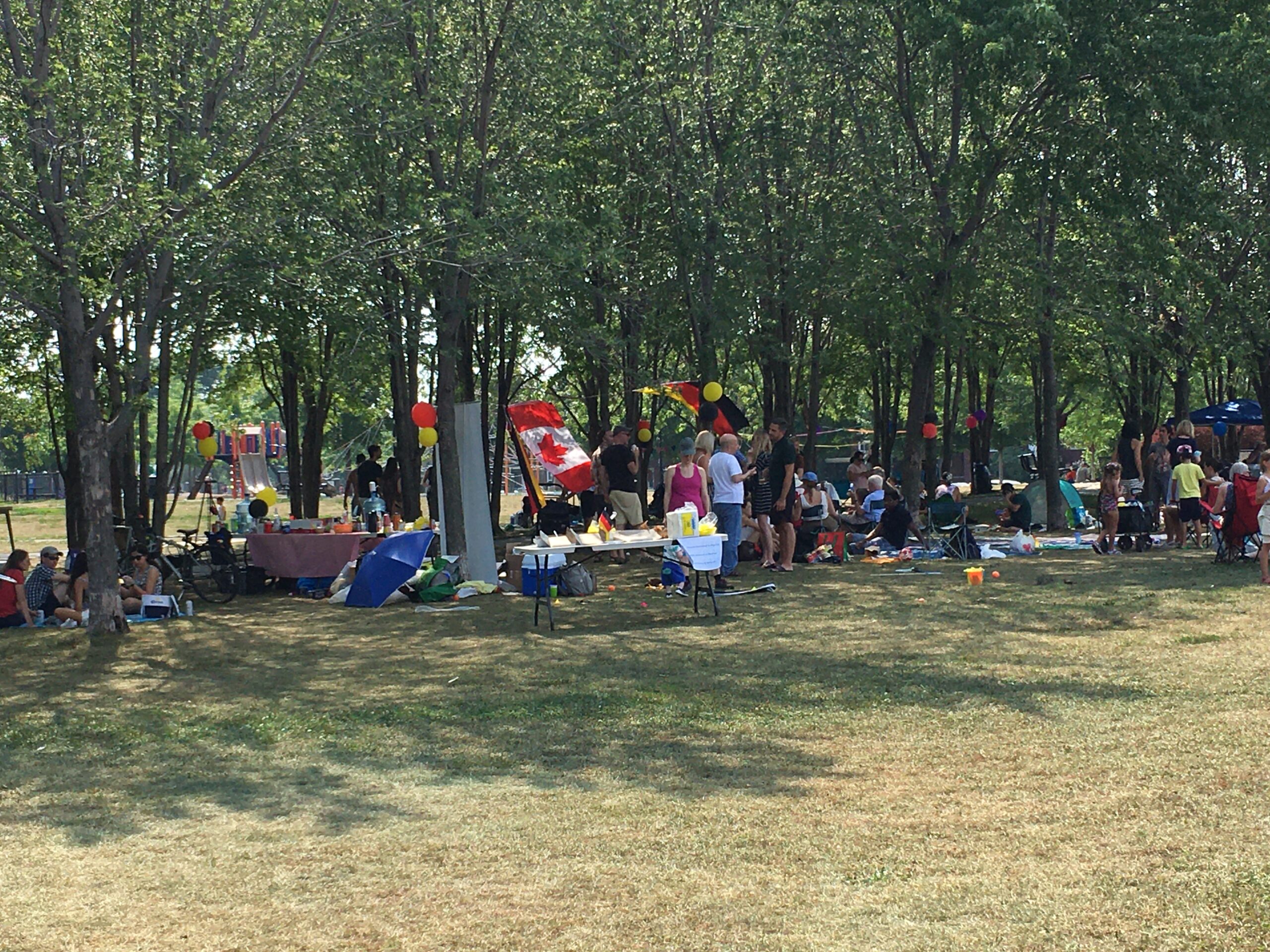 Mitglieder der Gesellschaft bei einem Picnic