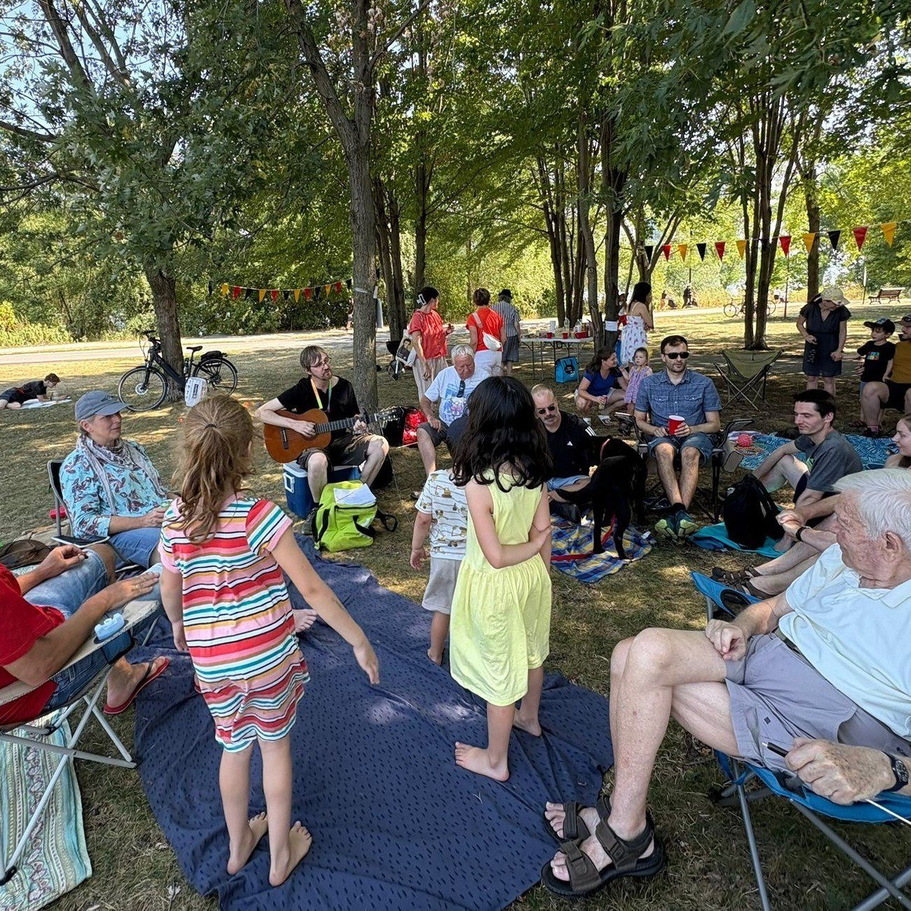 Mitglieder der Gesellschaft bei einem Picnic